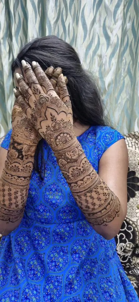front hand mehndi design