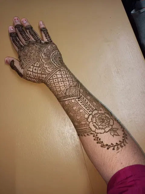 front hand mehndi design