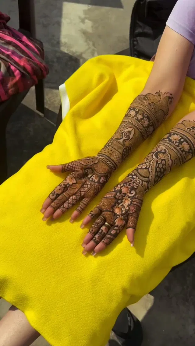 Bridal Front Hand Mehndi Design with Figures for Engagement (3)