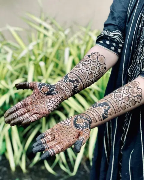 back hand mehndi design