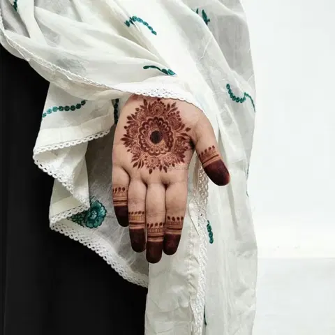 simple circle back hand mehndi design
