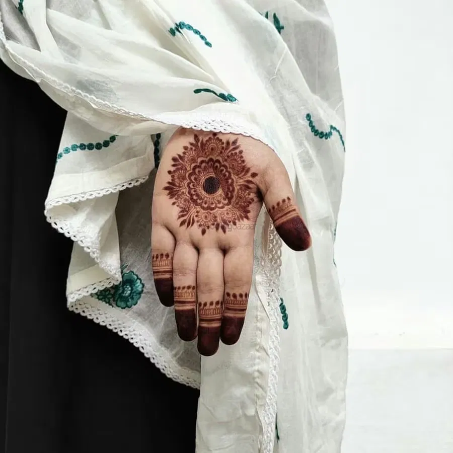 Simple Back Hand Mehndi Design with Gol Tikki