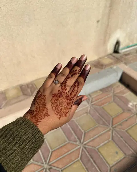 simple back hand mehndi design