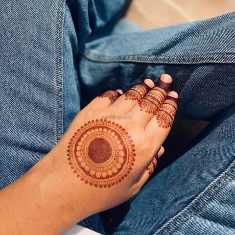 simple circle back hand mehndi design