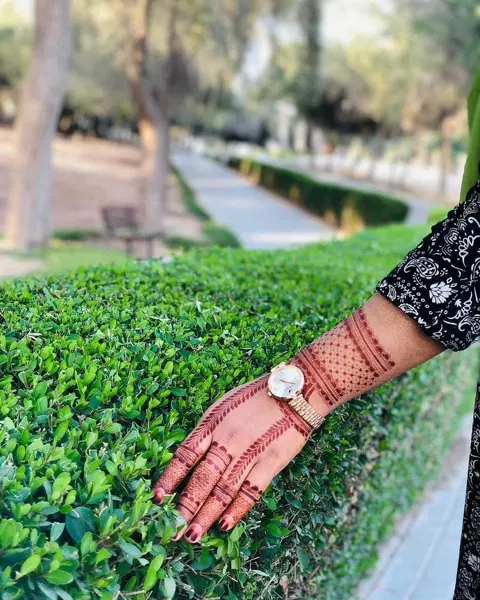 front hand mehndi design