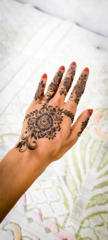 simple front hand mehndi design