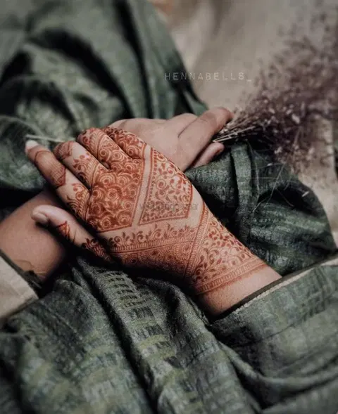 back hand mehndi design