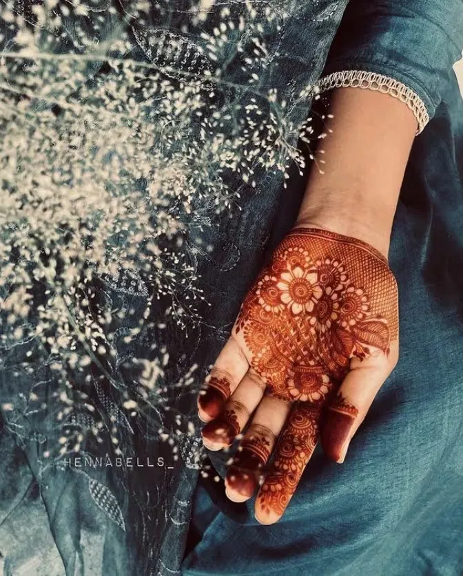 Simple Front Hand Mehndi Design with Gol Tikki