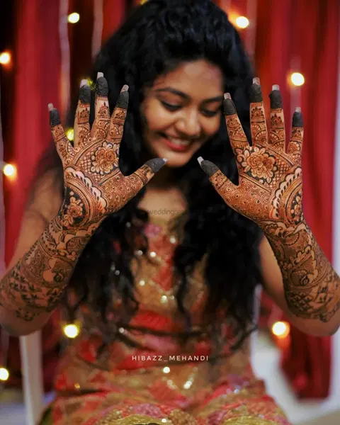 figure front hand mehndi design