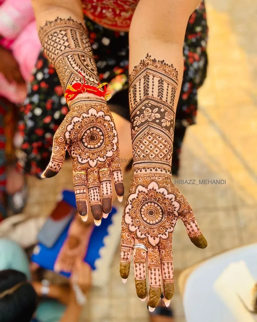 Front Hand Mehndi Design with Gol Tikki and Figures (3)