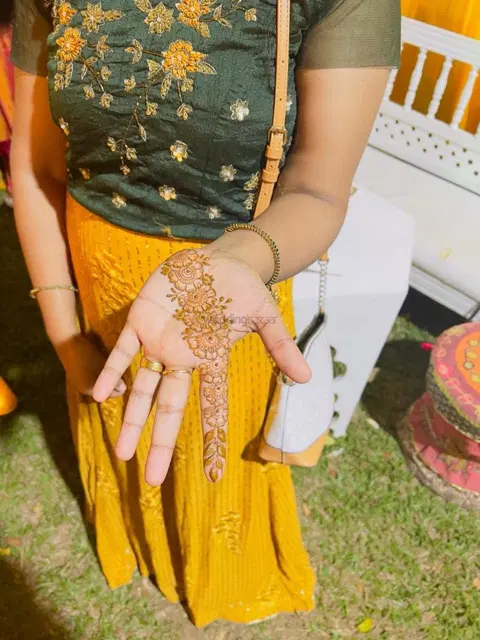 front hand mehndi design