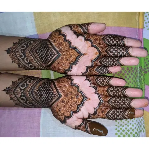 front hand mehndi design