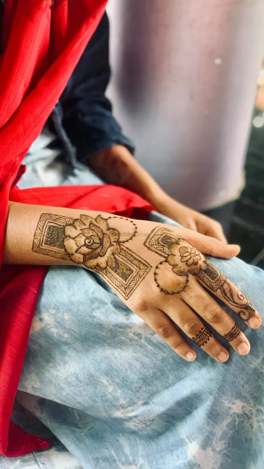 Simple Back Hand Mehndi Design (2)