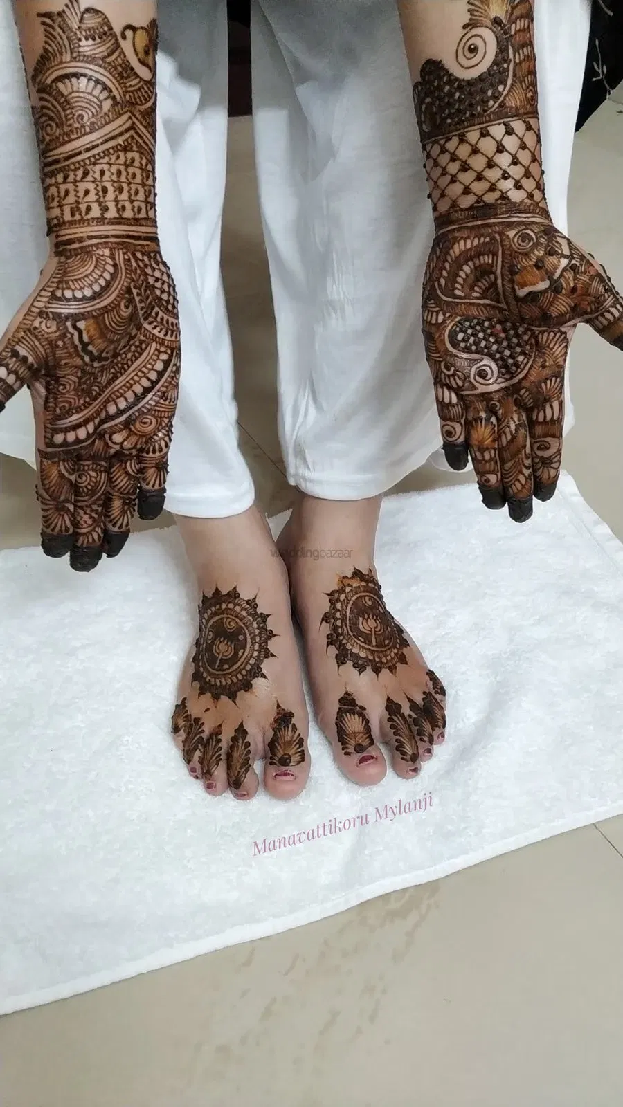 Foot Mehndi Design with Gol Tikki and Figures