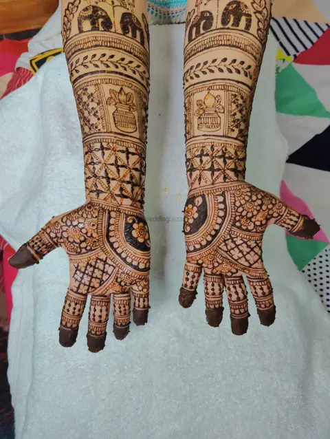 figure front hand mehndi design