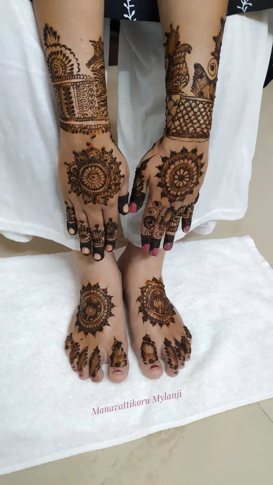 Foot Mehndi Design with Gol Tikki and Figures (2)