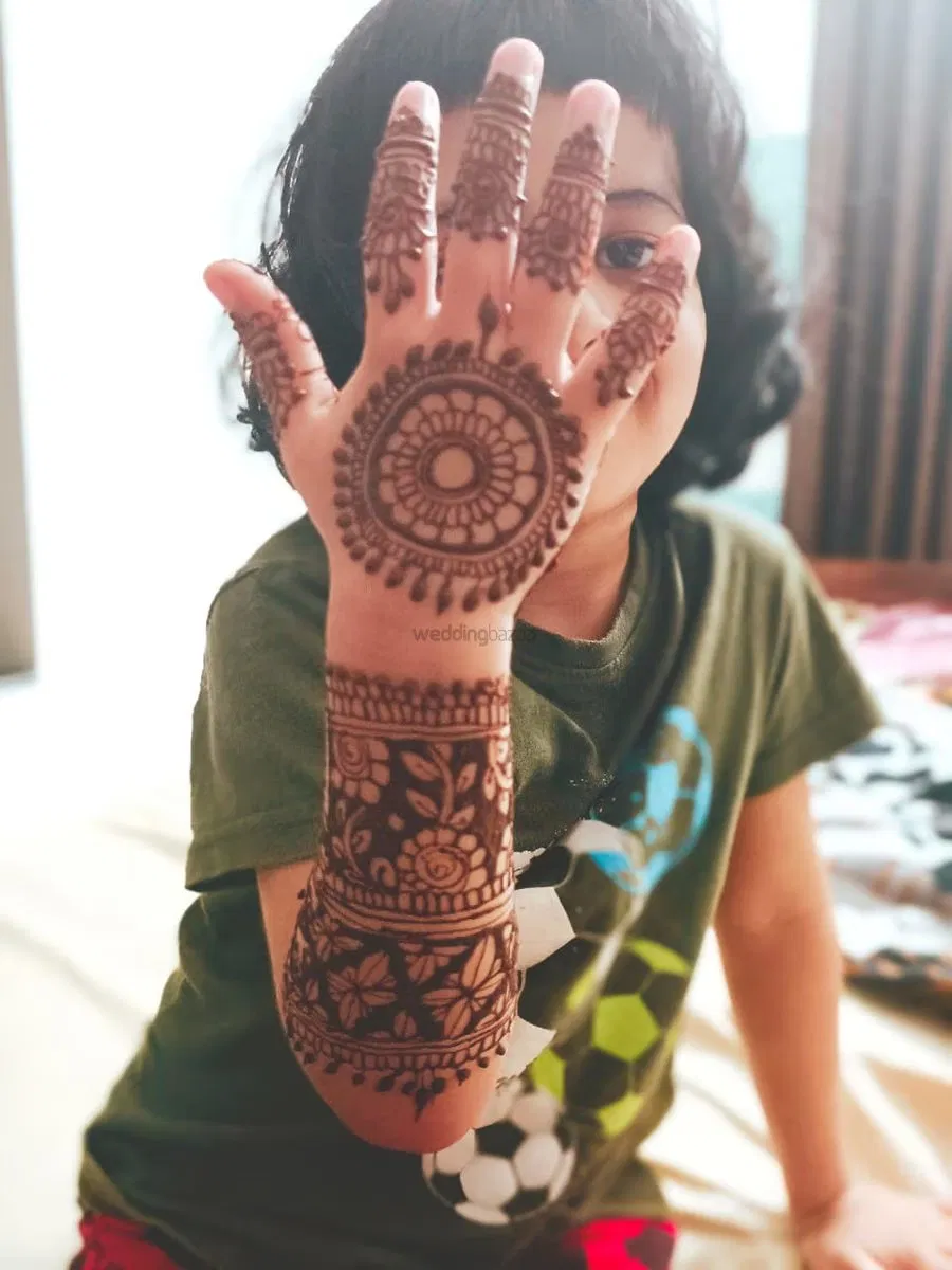 Front Hand Mehndi Design with Gol Tikki (2)