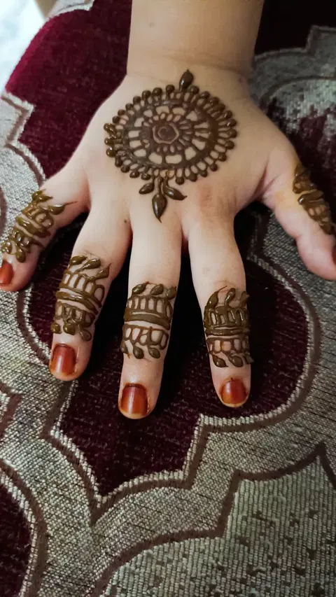 simple back hand mehndi design