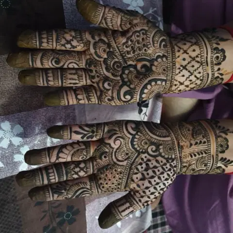 back hand mehndi design