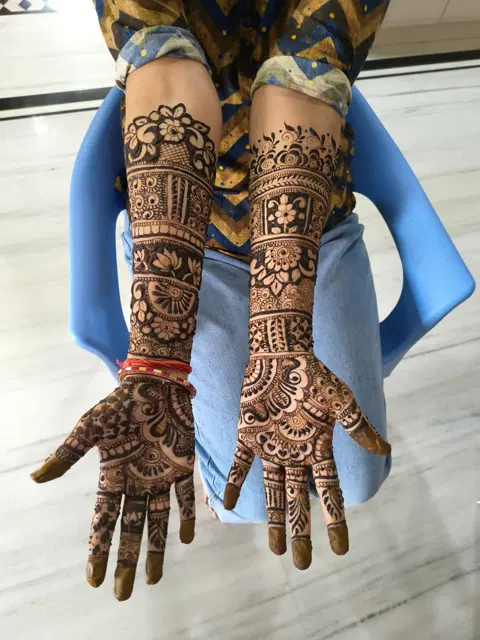 front hand mehndi design