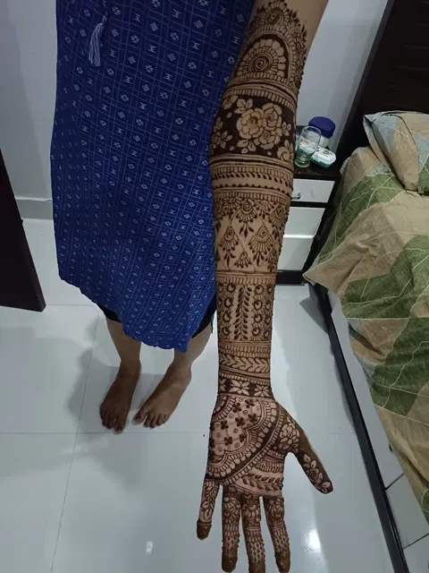 front hand mehndi design