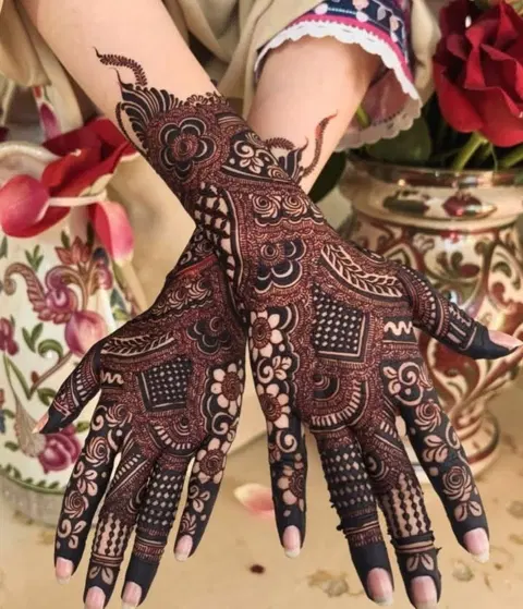 bridal pakistani circle back hand mehndi design