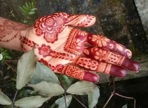 simple front hand mehndi design