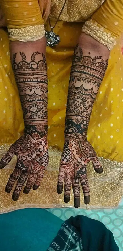 front hand mehndi design