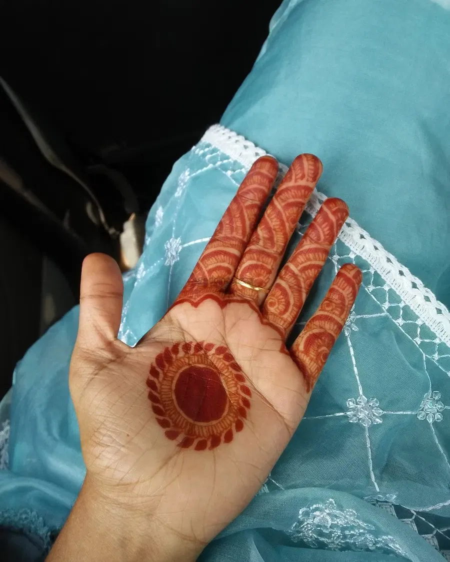 Simple Front Hand Mehndi Design with Gol Tikki