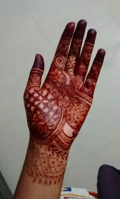 front hand mehndi design