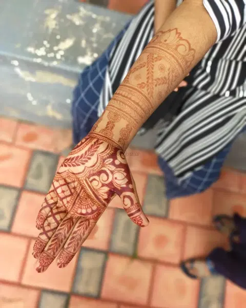 front hand mehndi design