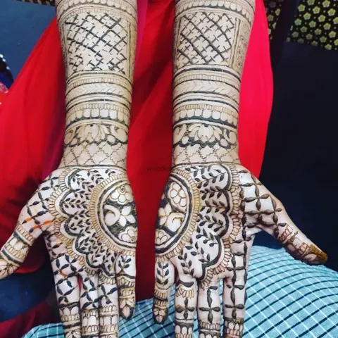 back hand mehndi design