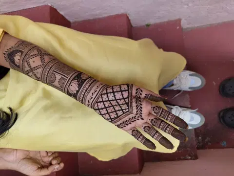 figure front hand mehndi design