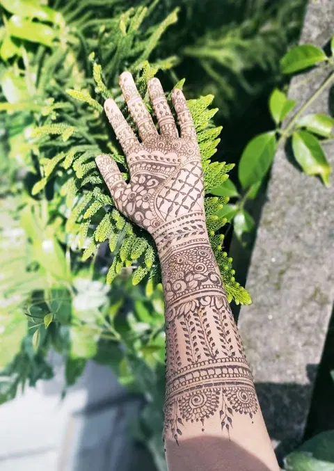 front hand mehndi design