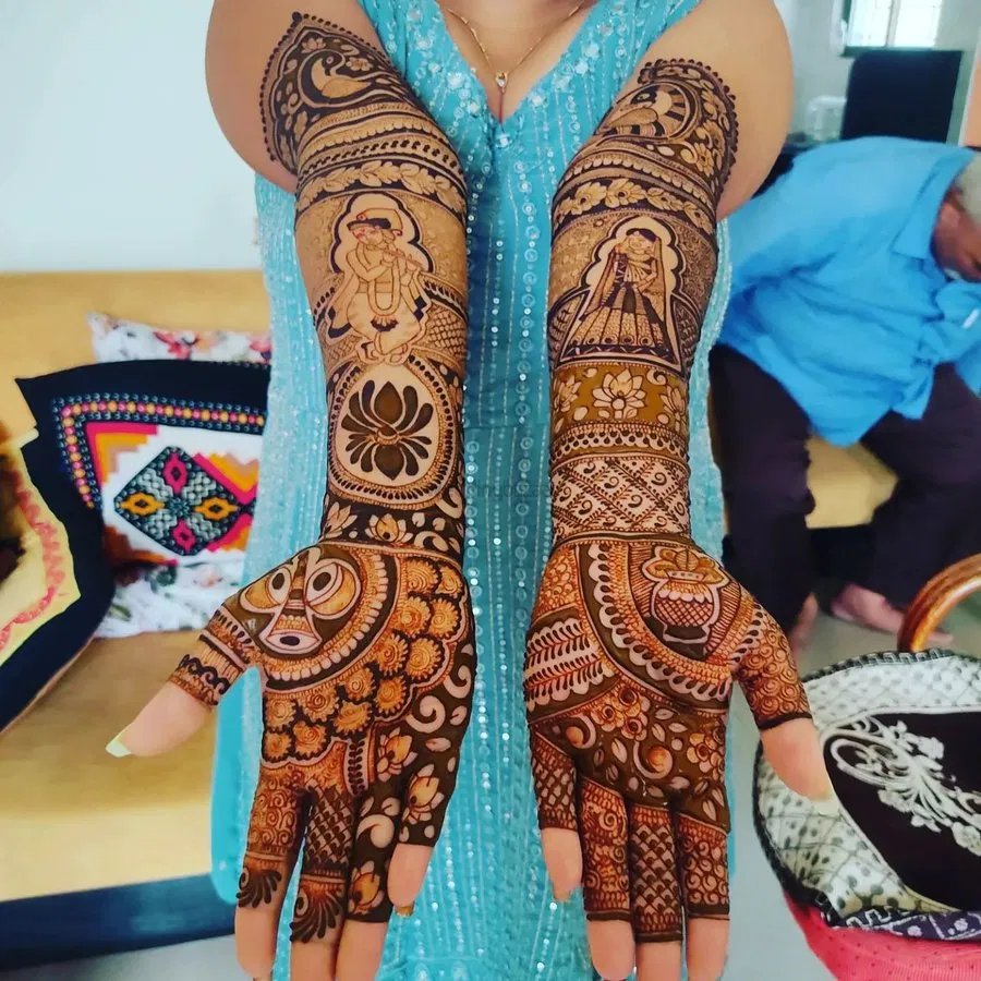 Front Hand Mehndi Design with Figures