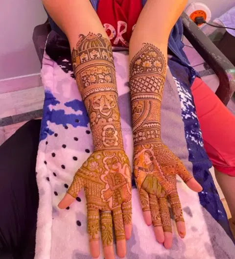 figure front hand mehndi design