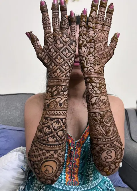 figure back hand mehndi design