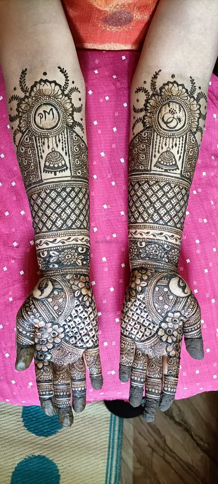 figure front hand mehndi design