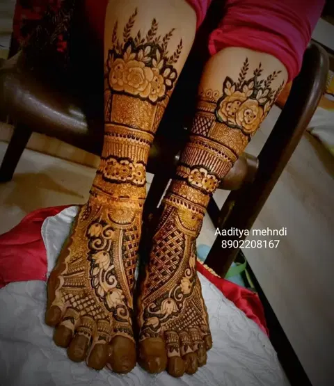 figure back hand mehndi design