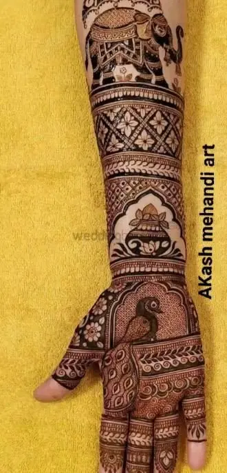 figure front hand mehndi design
