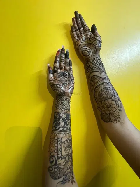 front hand mehndi design