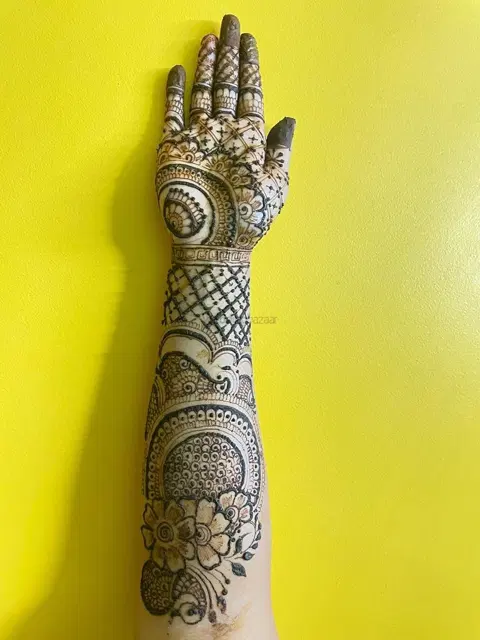 front hand mehndi design