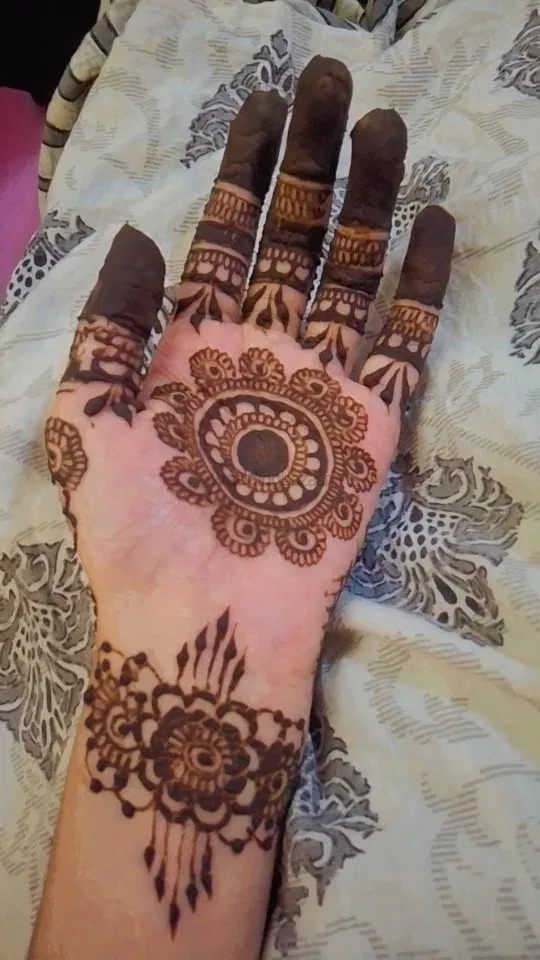 Simple Mehndi Design with Gol Tikki