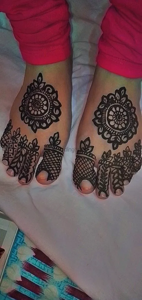 Foot Mehndi Design with Gol Tikki and Lotus