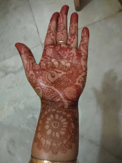 front hand mehndi design