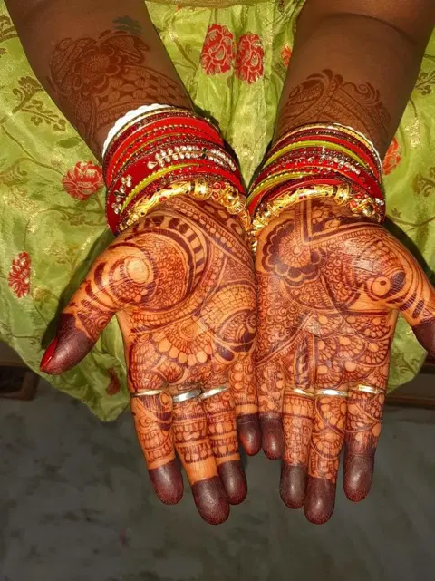 front hand mehndi design