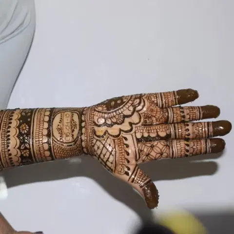back hand mehndi design