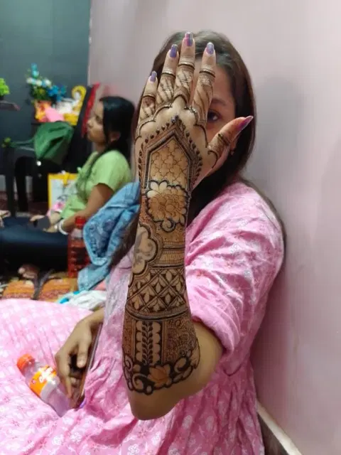 front hand mehndi design