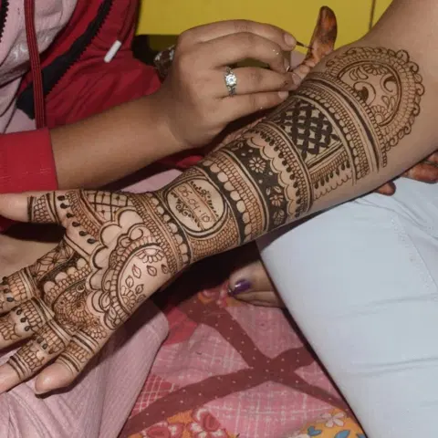 figure back hand mehndi design