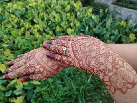 front hand mehndi design